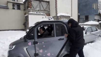 Kars’ta küçük otomobil kara saplandı: Vatandaşlar ite kaka kurtardı, o anlar viral oldu