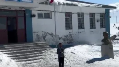 Kars’ta küçük yürekten büyük gurur: 2. sınıf öğrencisi İstiklal Marşı’nın 10 kıtasını ezbere okudu, video viral oldu