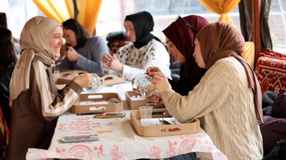 Kartepe’de kurulan otağ çadırında geleneksel sanatlar yaşatılıyor