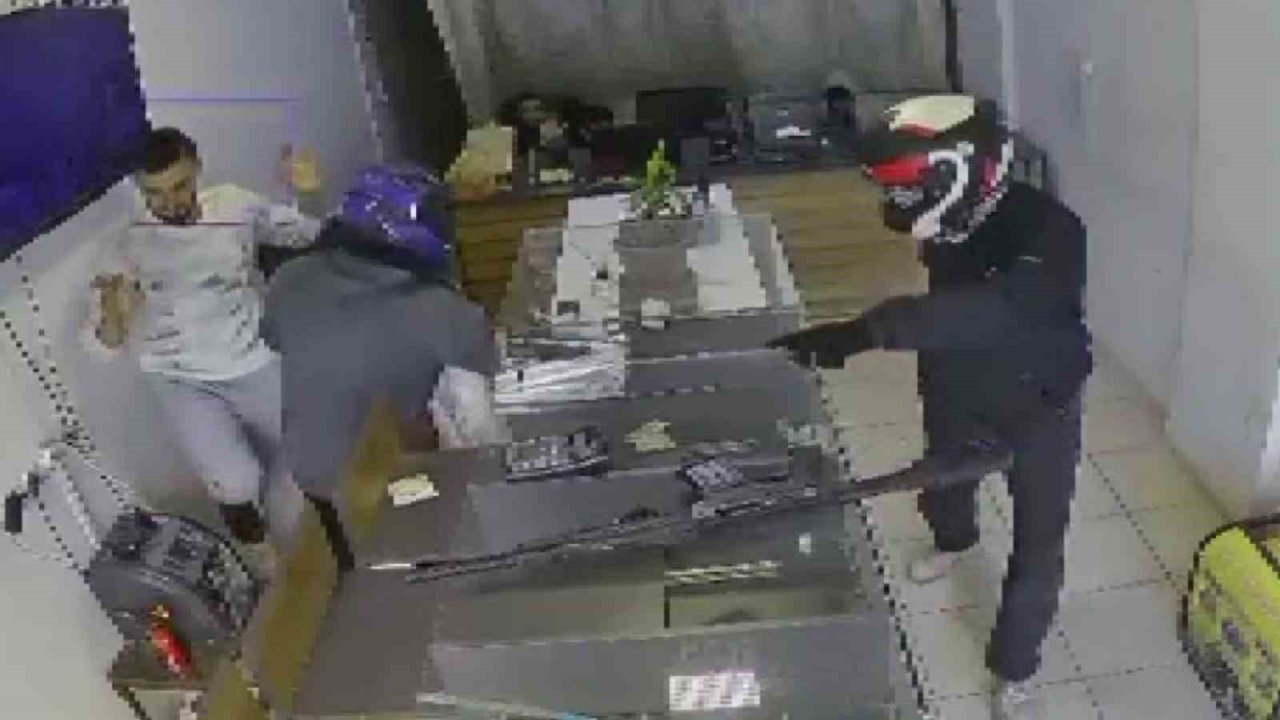 Kasklı hırsızlar tarafından 20 yıllık emeği olan 22 milyon TL’lik altını 3 dakikada çalınan kuyumcu, altınlarını teslim alıp ülkesine döndü