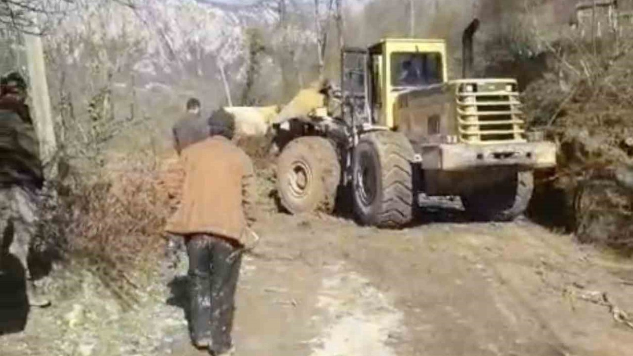 Kastamonu’da heyelanın kapattığı köy yolu ulaşıma açıldı