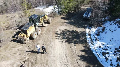 Kastamonu’da kışın hasar gören köy yollarında onarım mesaisi