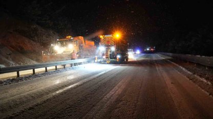 Kastamonu’da yoğun kar yağışı: Araçlar yolda mahsur kaldı