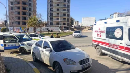 Kavşakta otomobiller çarpıştı: 2 yaralı