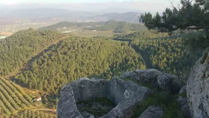 Kaya mezara defineciler tarafından zarar verildi
