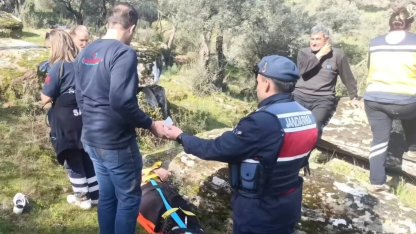 Kayalıktan düşen kadın ekiplerin çalışması ile kurtarıldı