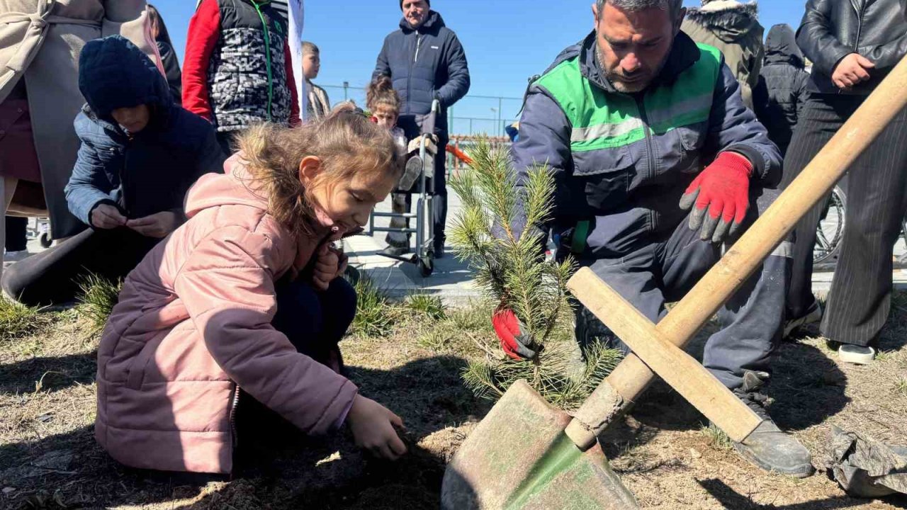 Kayseri Büyükşehir’den özel çocuklarla anlamlı ağaç dikim etkinliği