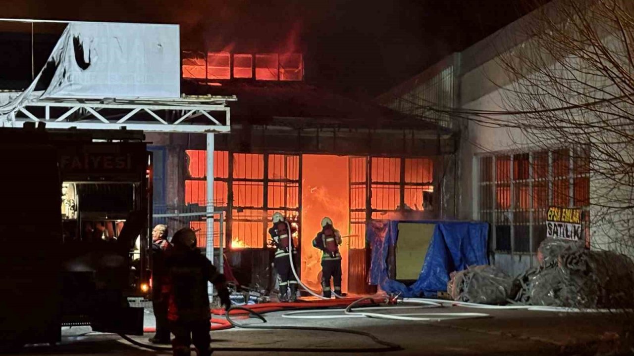Kayseri’de mobilya atölyesi alevlere teslim oldu