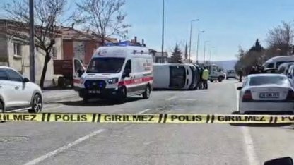 Kayseri’de otomobille çarpışan öğrenci servisi yan yattı