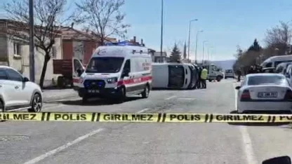 Kayseri’de otomobille çarpışan öğrenci servisi yan yattı
