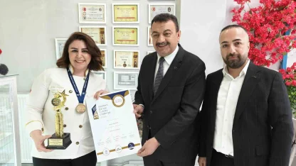 Kayserili pasta şefi Yunanistan’da Türk bayrağını dalgalandırdı