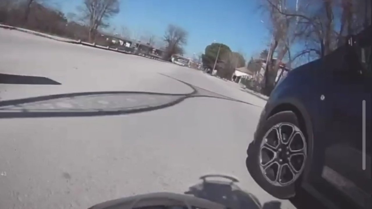 Keşan’da motosiklet hafif ticari araca çarptı: 2 kişi yaralandı