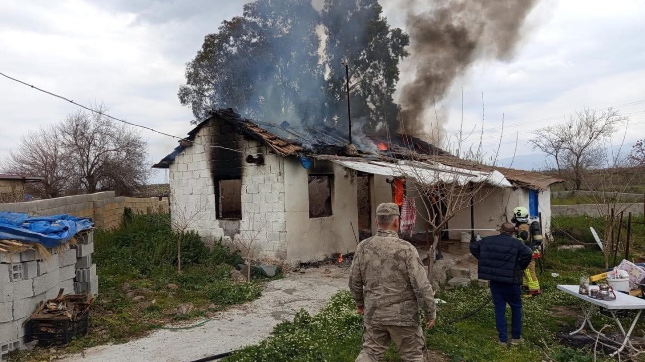 Kırıkhan’da müstakil ev alevlere teslim oldu
