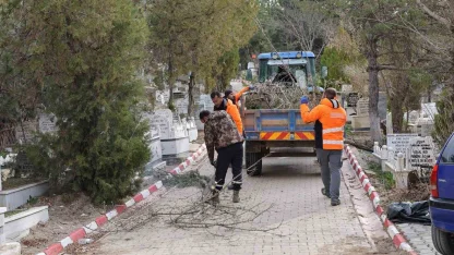 Kırıkkale Belediyesi mezarlıklarda bakım çalışması başlattı