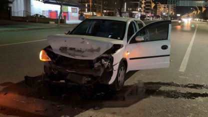 Kırmızı ışıkta bekleyen otomobile arkadan çarptı: 1 yaralı