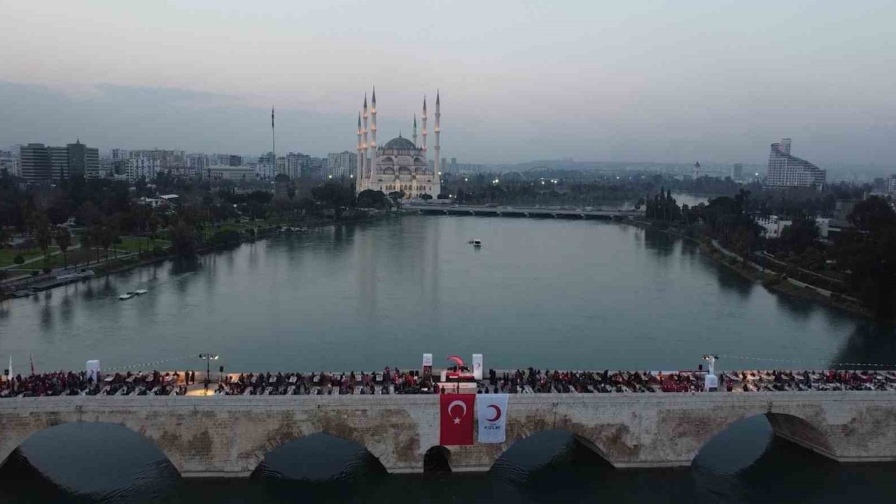 Kızılay’ın geleneksel Taşköprü iftarında binlerce kişi aynı sofrada buluştu