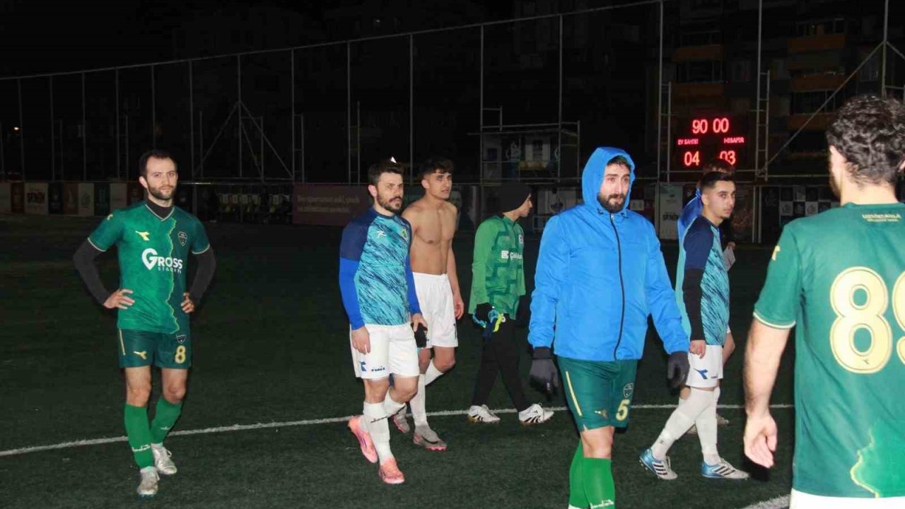 Kocaeli’de rakipleri gol atsın diye yere yatan futbolcuların savunmaları alındı