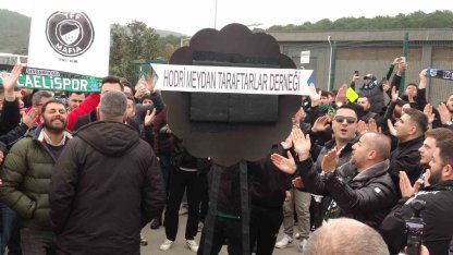 Kocaelispor taraftarları, TFF önüne siyah çelenk bıraktı