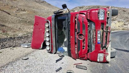 Kömür yüklü tır devrildi 1 kişi yaralandı
