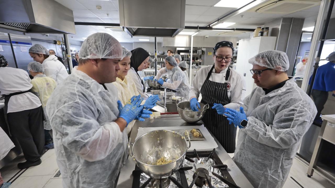 Konak’ın temiz kalpli şeflerinden down sendromuna ‘tatlı’ farkındalık