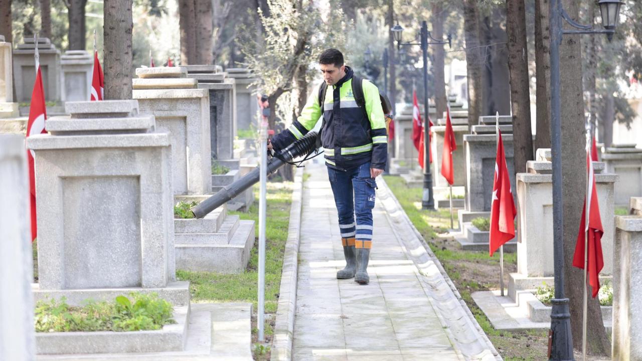 Konak’tan şehitlere vefa: Bayram öncesi temizlik ve bakım seferberliği