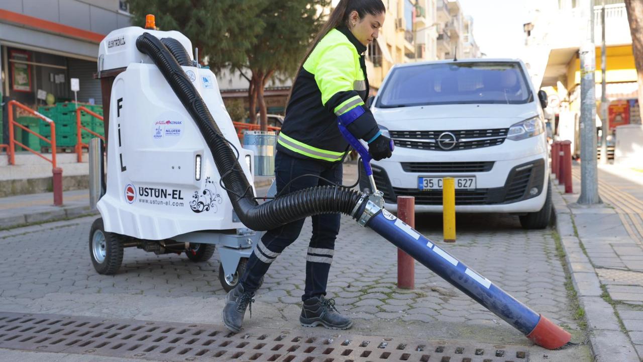 Konak’tan temizliğe pratik çözüm: Filler görev başında