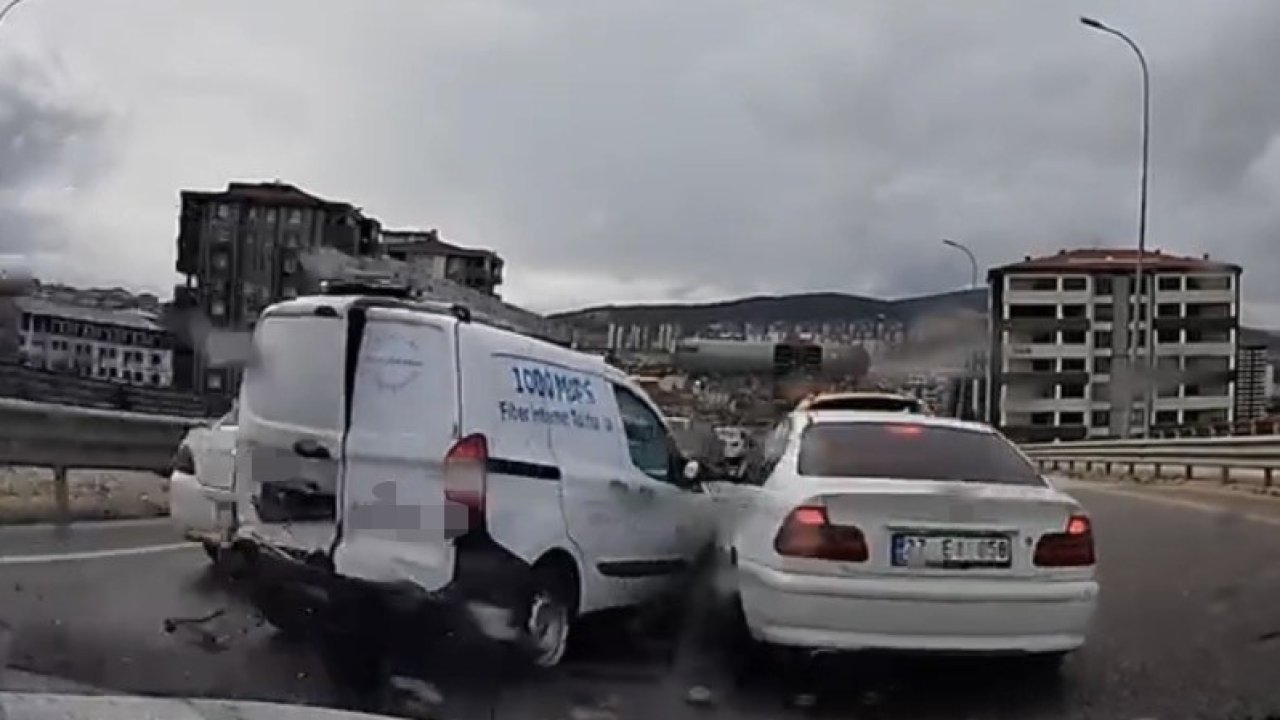 Kontrolden çıkan araç, önündeki 4 araca çarptı: O anlar kamerada