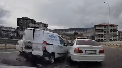 Kontrolden çıkan araç, önündeki 4 araca çarptı: O anlar kamerada