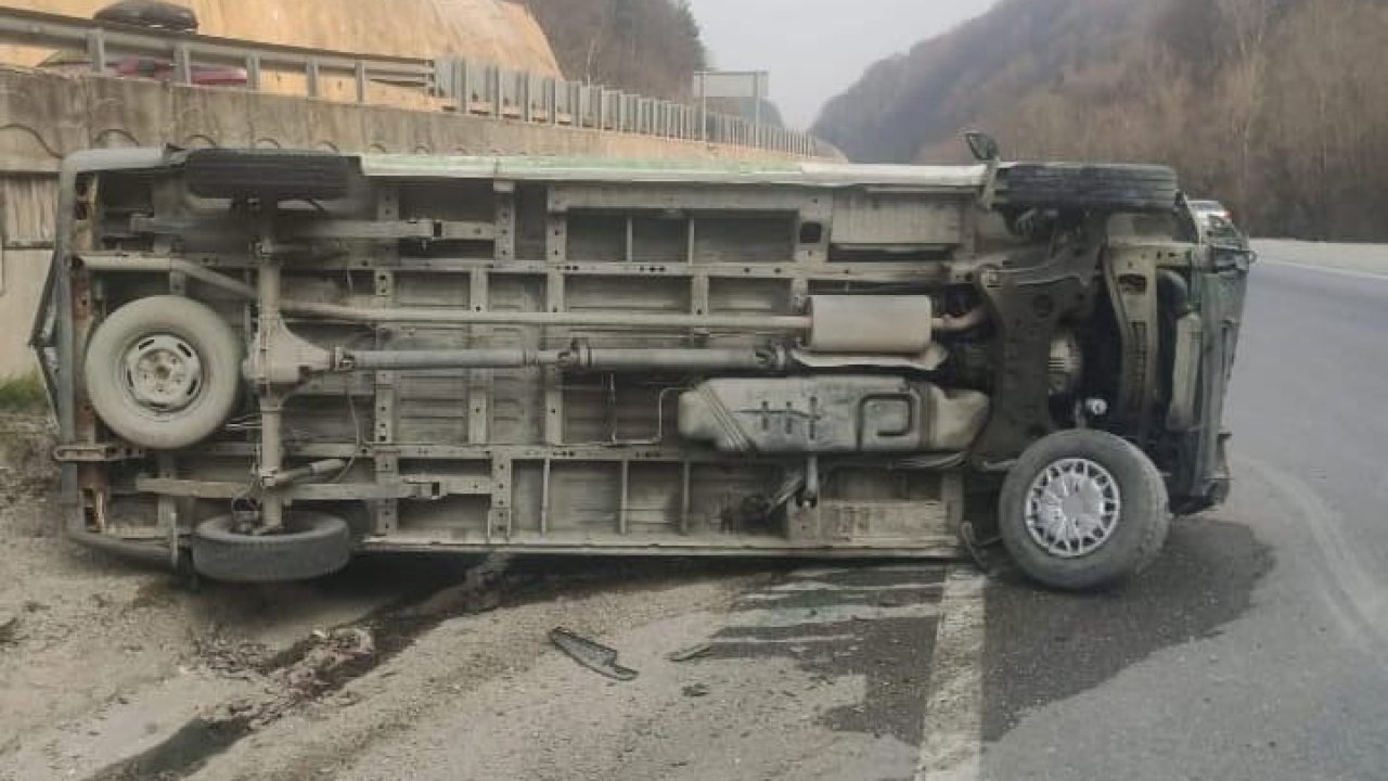 Kontrolden çıkan minibüs takla attı, sürücü yaralandı