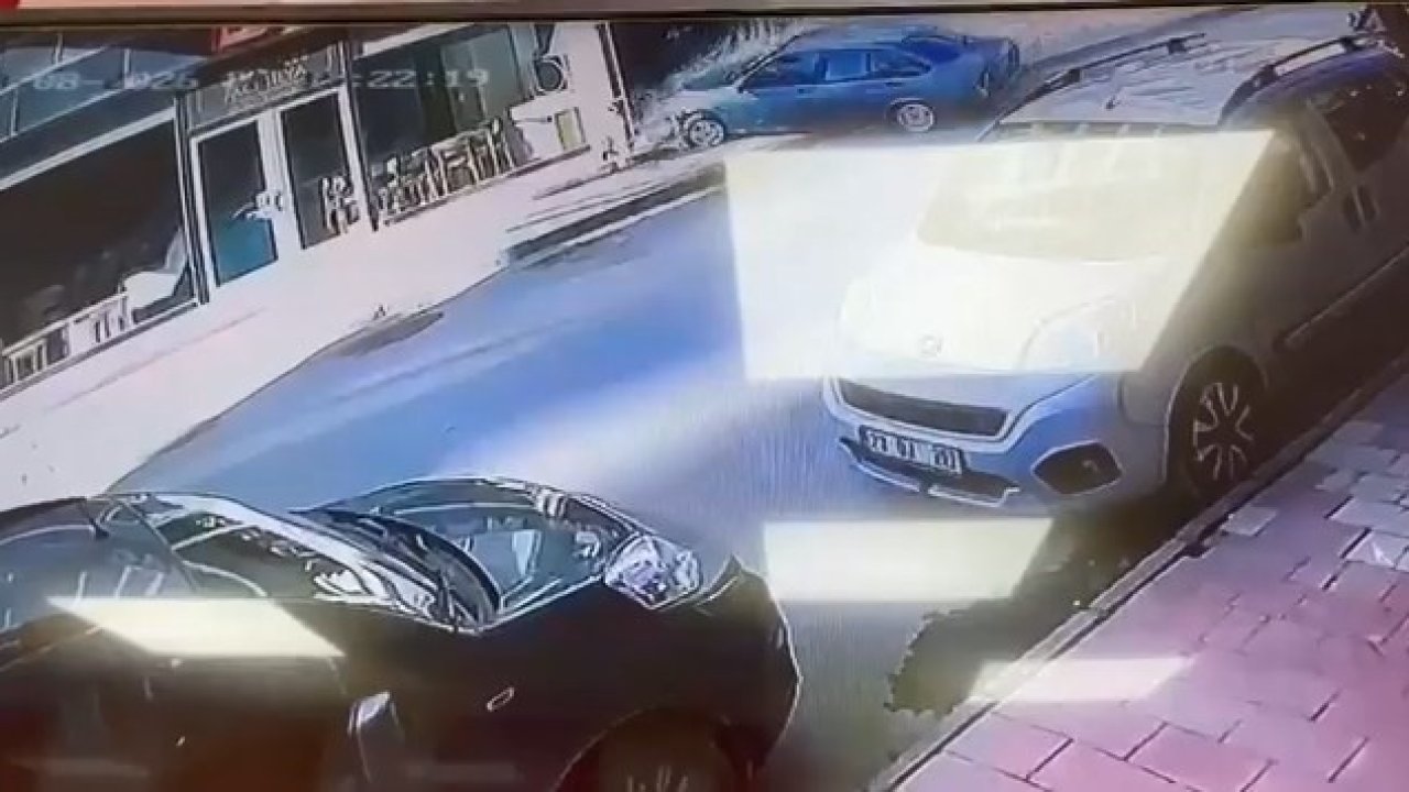 Kontrolden çıkan otomobil mağazaya böyle daldı