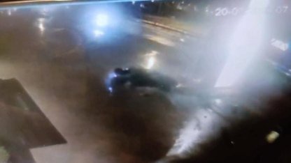 Kontrolden çıkan otomobil reklam panosuna çarptı: 1 ölü, 2 yaralı