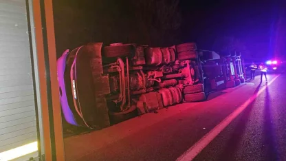 Kontrolden çıkan tır devrildi, şans eseri yaralanan olmadı