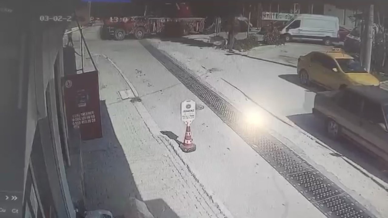 Kontrolden çıkan vincin otomobilleri sürüklediği anlar kamerada