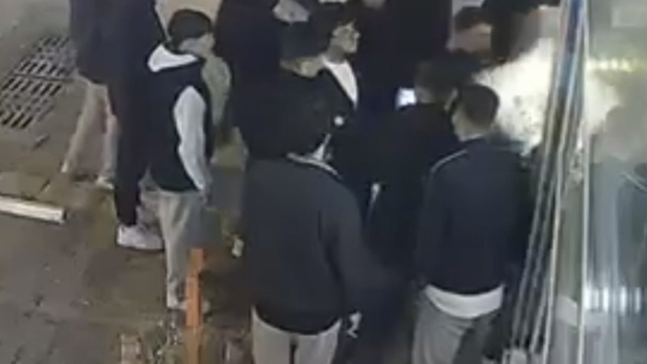 Konuşuyormuş gibi yapıp aniden yumruk attı, ortalık meydan muharebesini aratmadı