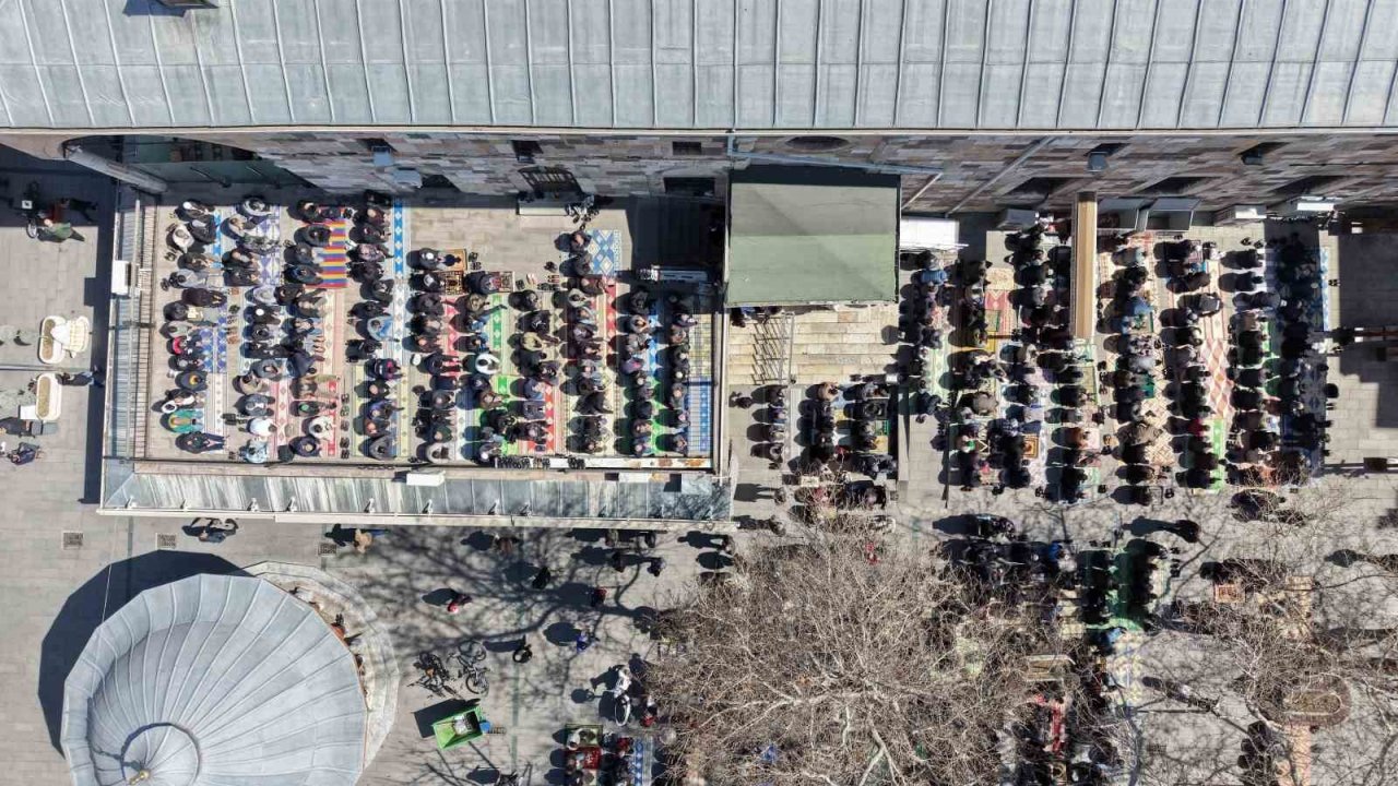 Konya’da Ramazan ayının son cuma namazı kılındı