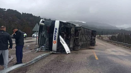 Konya’da yolcu otobüsü devrildi: 15 yaralı