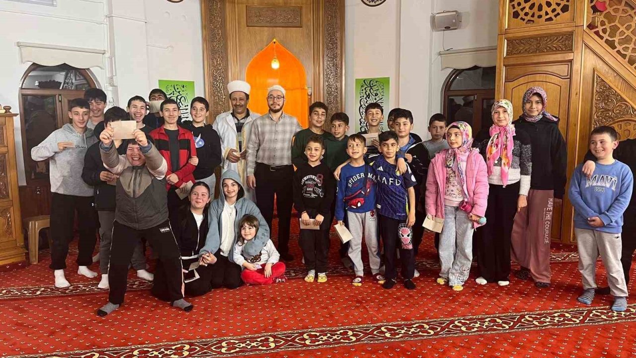 Köyceğiz’de çocuklar son teravihte bayram harçlıklarını aldı