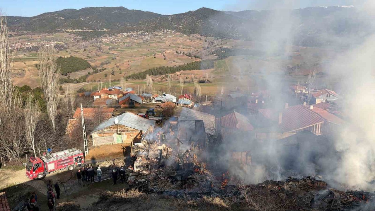 Köyde korkutan yangın: Evler ve ahırlar küle döndü