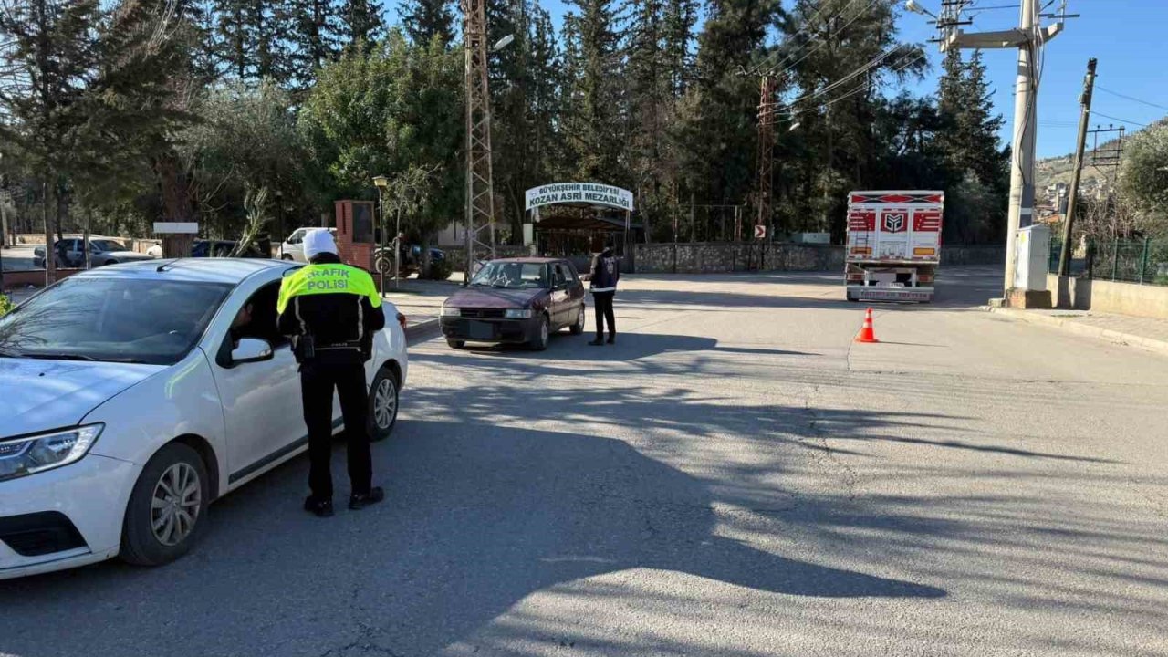 Kozan’da 10 araç ve 4 motosiklet trafikten men edildi