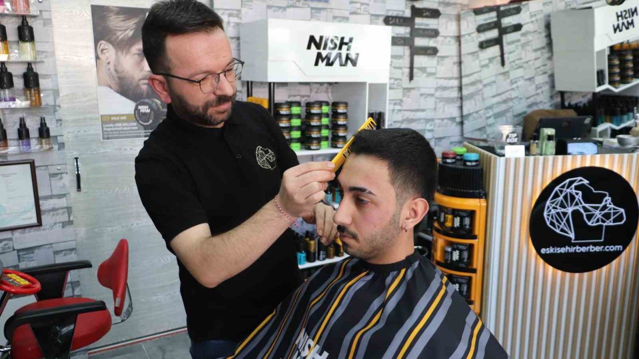 Kuaförlerin bayram tıraşı mesaisi sahura kadar uzuyor