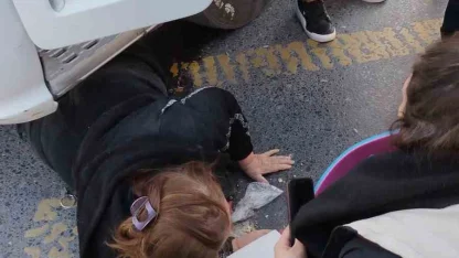 Küçükçekmece’de tırın çarptığı kadın yaralandı: Kaza anı kamerada