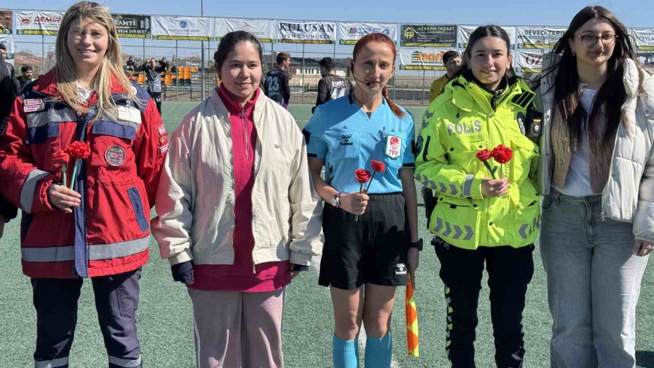 Kulu’da kadın hakem, polis ve sağlıkçıya 8 Mart’ta çiçek