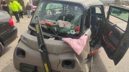 Kuşadası’nda otomobil ile elektrikli araç kafa kafaya çarpıştı: 4 yaralı