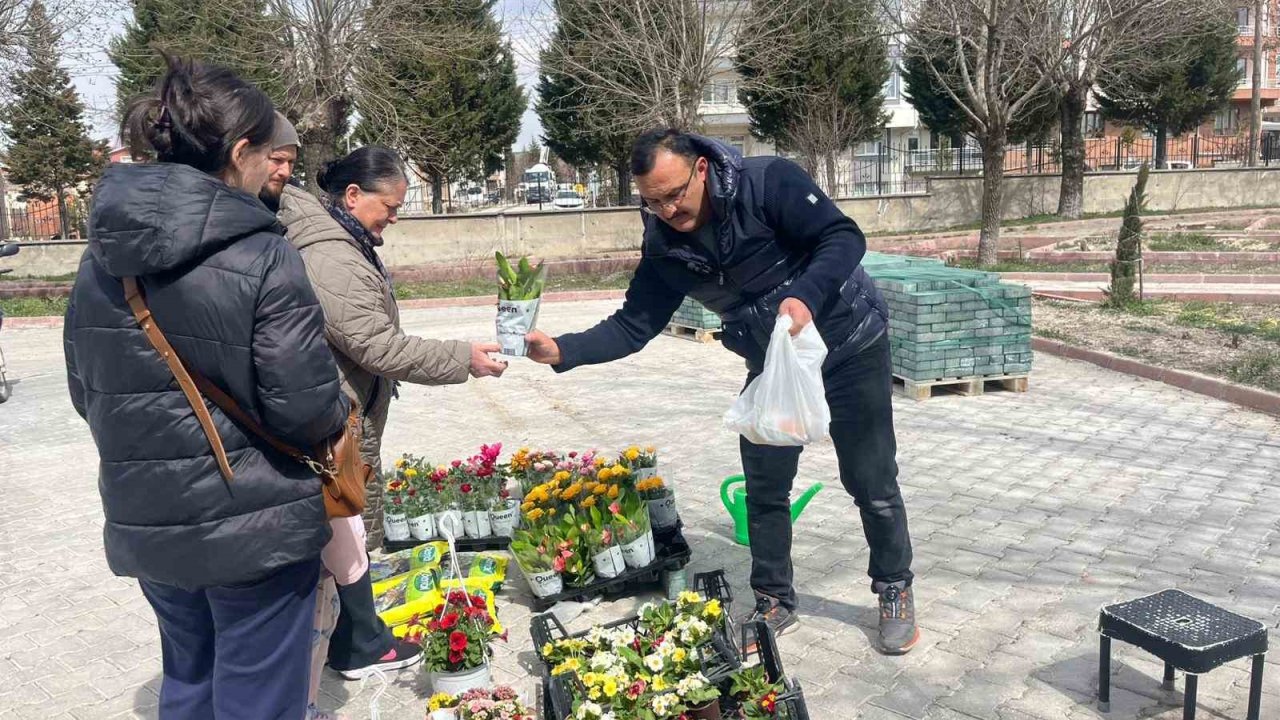 Kütahya Tavşanlı’da bayram öncesi mezarlıkta çiçek yoğunluğu