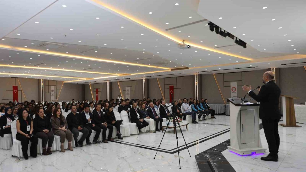 Lise öğrencileri tıp sempozyumuna katıldı