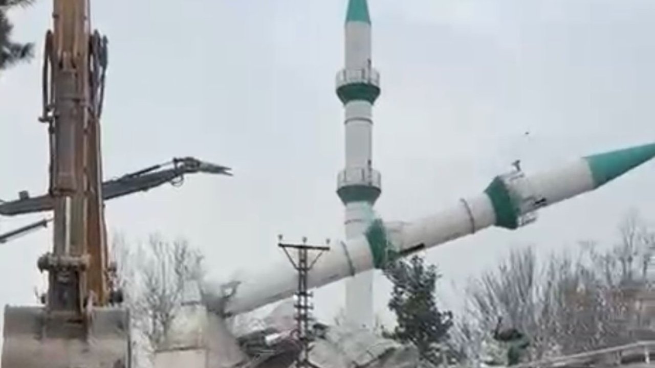 Malatya’da depremde hasar gören cami kontrollü şekilde yıkıldı