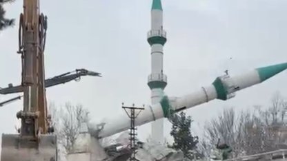 Malatya’da depremde hasar gören cami kontrollü şekilde yıkıldı