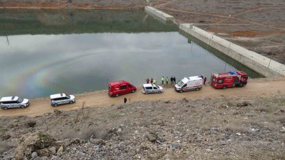 Malatya’da kontrolden çıkan araç gölete düştü