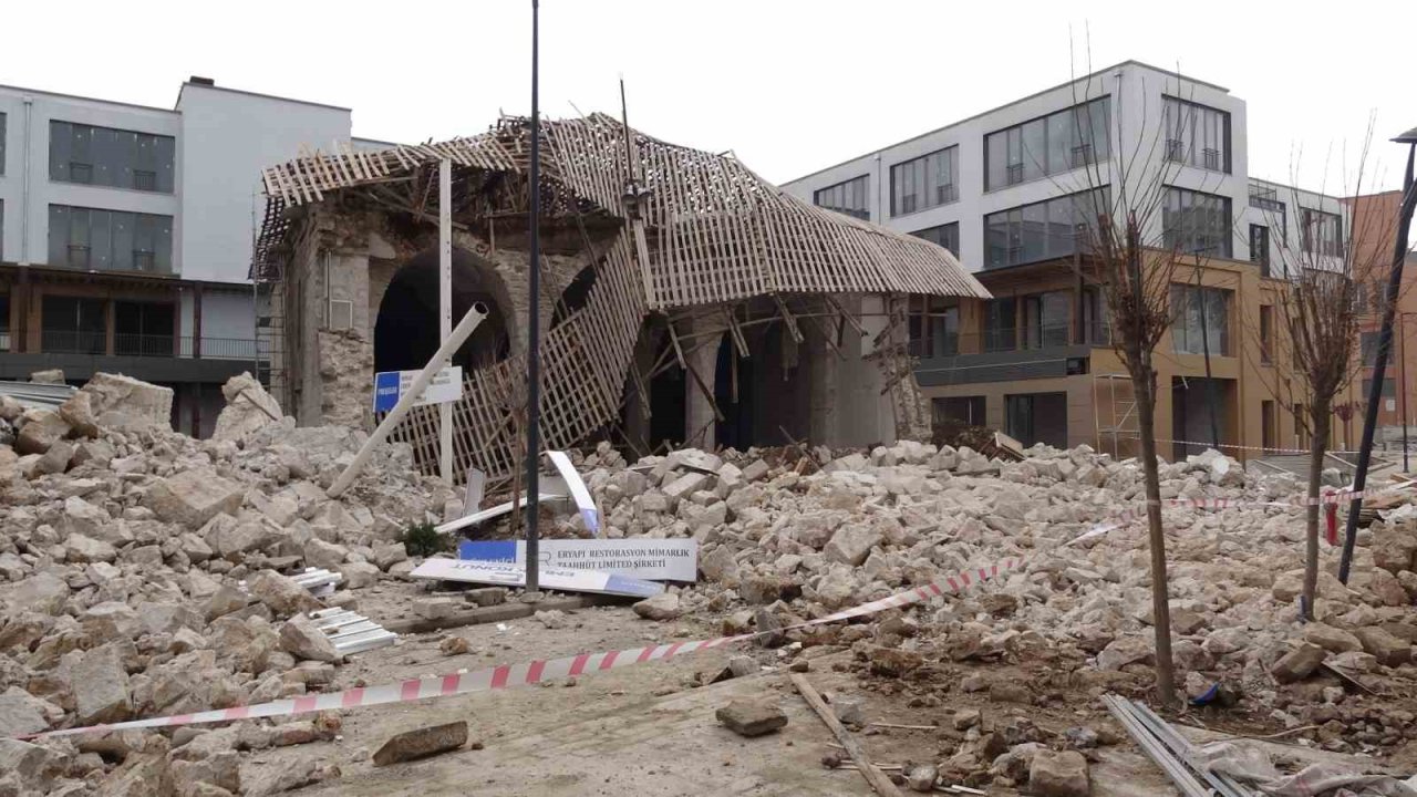 Malatya’da restorasyondaki caminin duvarında göçük meydana geldi: 1 yaralı