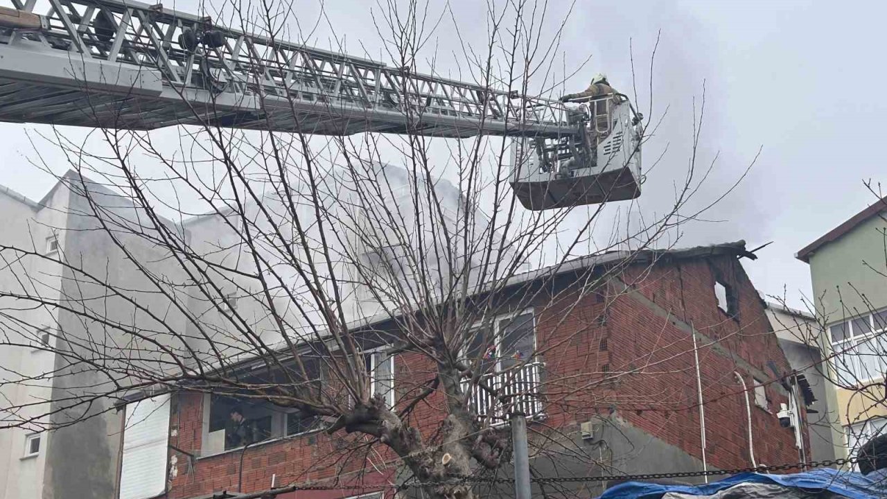 Maltepe’de korkutan çatı yangını: 2 kişi tahliye edildi